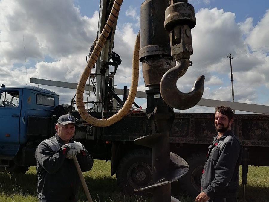 Бригада Стройсервиса и буровой шнек на крановой подвеске