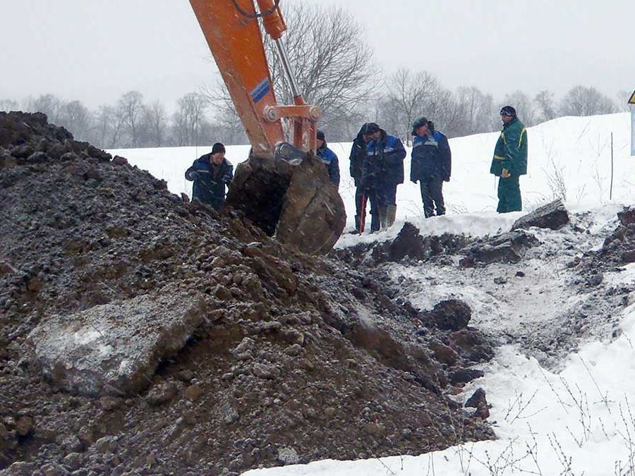 Шурфование газопровода экскаватором зимой