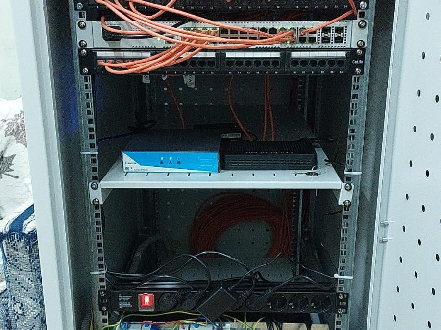 已安装完成的通信机柜